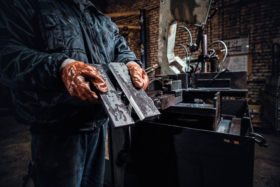 Frisch geschnittenes Metallteil in der Fertigung
