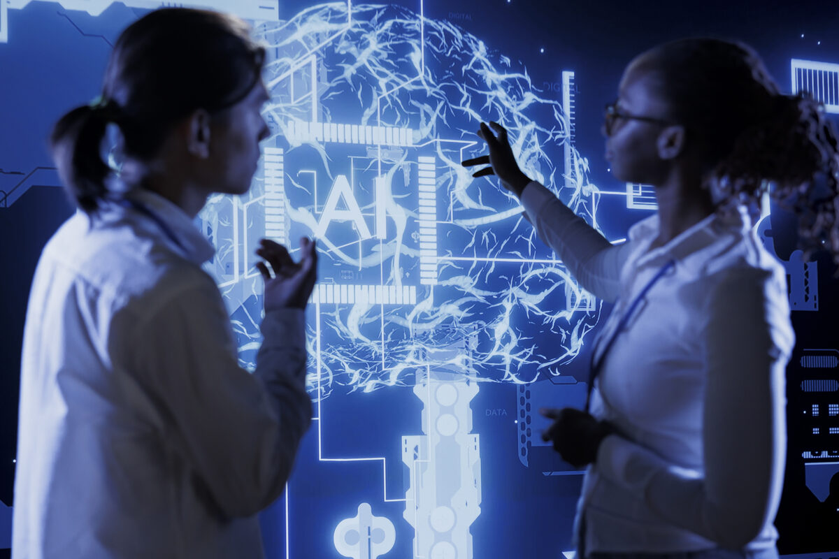 Zwei Technikerinnen brainstormen über die Nutzung von KI